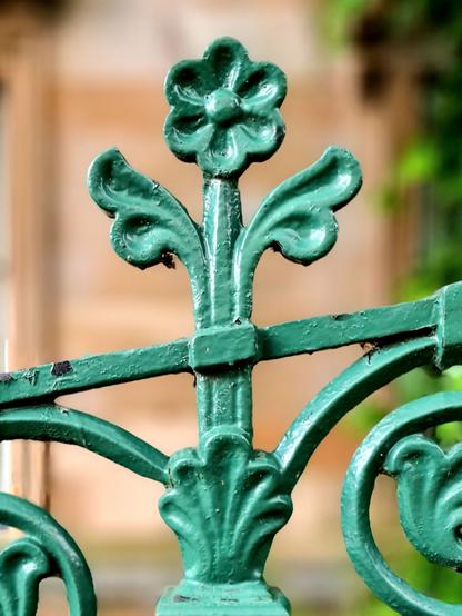 Victorian cast-iron railinga featuring a flower on their apex.