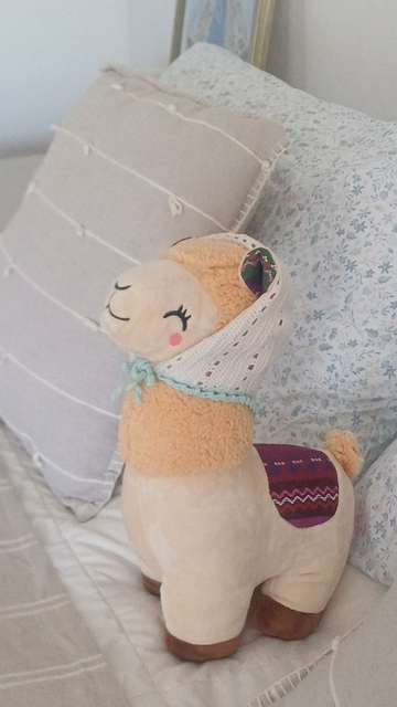 Llama plushie with bonnet
