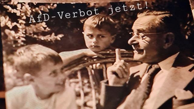 Thomas Mann mit zwei Enkeln, erhobener Zeigefinger, spruch:  AfdVerbotJETZT