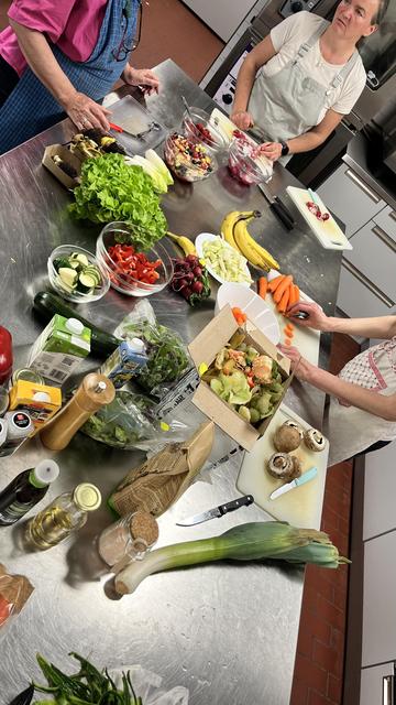 Aus Lauch, Zuchini, Zwiebeln, Pilzen, Paprika, Bananen, Möhren und vielen weiteren Zutaten zaubern wir ein leckeres Menü