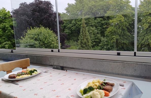 Der Eßtisch im Wintergarten ist gedeckt.