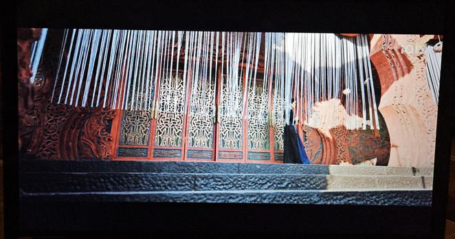 A part of the demon complex. Heavily carved red thick walls enclose a walkway outside the ornate golden door's of Fu Ling's quarters. Chong Yao is pacing outside them, but behind a curtain of long white strings swaying in the wind.