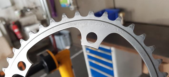 Oberer Teil eines Biopace-Kettenblatts mit 42 Zaehnen.

Upper part of a Biopace chainring with 42 teeth.