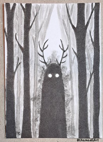 Mit schwarzem Pigmentliner, Tinte und Alcohol Marker im Hochformat in ATC-Größe gezeichnet: Ein schwarzes, schattenhaftes Geistwesen mit Geweih und weiß leuchtenden Augen steht im düsteren Wald zwischen schlanken, schwarzen Silhouetten von kahlen Bäumen. Um den Geist herum wabert Nebel, über ihm führt ein heller Streifen nach oben.