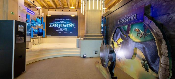 Una fotografía de la entrada de la experiencia inmersiva de 'Cómo entrenar a tu dragón' en Madrid. / Alberto Espada / Alberto Espada