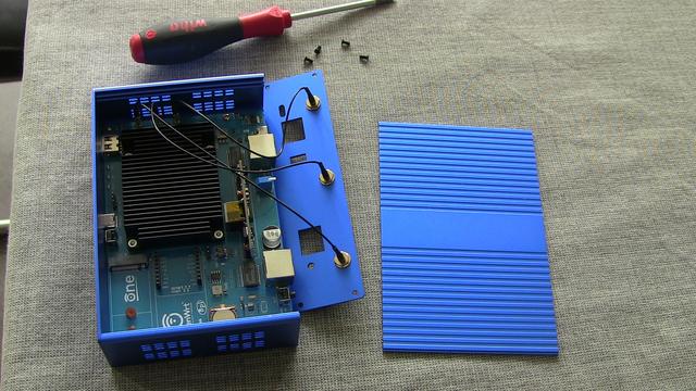 OpenWrt One - geöffnetes Gehäuse, Deckel, Schrauben und Schraubendreher