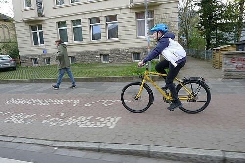 Bild von einem Radweg auf dem Bürgersteig der sich Farblich kaum vom Bürgersteig abgrenzt