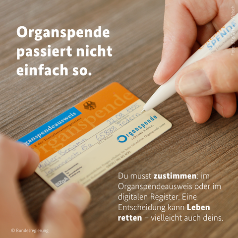 Bild eines Organspendeausweises, der ausgefüllt wird. Im Text steht: Organspende passiert nicht einfach so. Du musst zustimmen im Organspendeausweis oder im digitalen Register. Eine Entscheidung kann Leben retten - vielleicht auch deins.