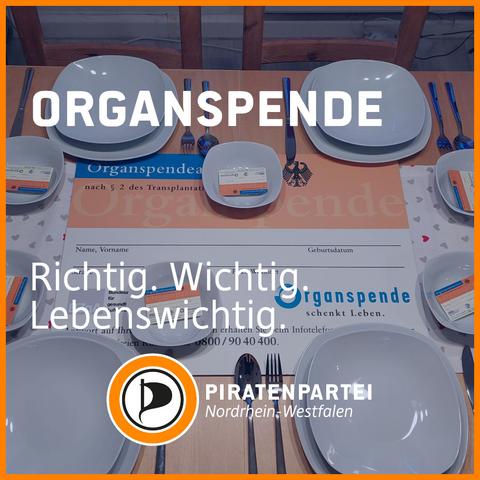Bildtext:
Organspende. Richtig. Wichtig. Lebenswichtig.
Bildhintergrund:
Ein gedeckter Esstisch mit kleinen Herzchen auf der Tischdecke. Ein übergroßer Organspendeausweis liegt mittig auf dem Tisch. In den Dessertschalen liegen Organspendeausweise.