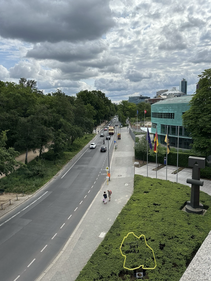 Blick auf die Tiergartenstraße in Berlin mit dem Dach des Sony Center im Hintergrund