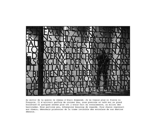 Image d'un homme vu de dos. Il se tient debout derrière un mur métallique composé de mots en allemand dans la ville d'Hamburg.
SAous cette image le texte suivant:
"Au sortir de la guerre le réseau s’était dispersé. Je ne voyais plus ni Pierre ni François. Il m’arrivait parfois de croiser Ana, nous prenions un café sur ce grand boulevard où, quelques années plus tôt, j’avais fait sa connaissance, au milieu des barricades. Nous parlions peu, échangions beaucoup de regards. Puis nous reprenions la route, désormais prisonnier de la trame invisible des entrelacs de nos destins désunis."