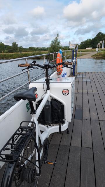 Ein weißes Lastenrad (Long John mit Transportkiste) steht auf der Ruhrtalfähre