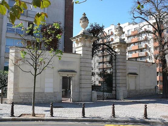Château de Conflans à #CharentonlePont (#ValDeMarne) Construction XVIIIe siècle. Restes, à savoir : portail d'entrée, terrasses et rampes d'escalier avec la fontaine qu'elles encadrent (cad. H 6) : inscription ...
Suite 👉 https://monumentum.fr/monument-historique/pa00079860/charenton-le-pont-chateau-de-conflans
#Patrimoine #MonumentHistorique
Photo CC-BY-SA 4.0 : Khris78