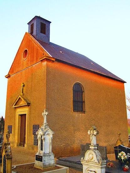 Ossuaire à #Cattenom (#Moselle) Construction 1er quart XVIIIe siècle. Ossuaire, sous la chapelle du cimetière (cad. 3 93) : inscription par arrêté du 23 novembre 1987.
Suite 👉 https://monumentum.fr/monument-historique/pa00106743/cattenom-ossuaire
#Patrimoine #MonumentHistorique
Photo CC-BY-SA 4.0 : Aimelaime