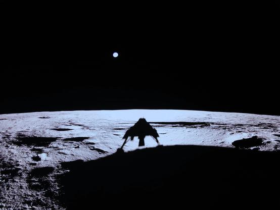 IT: il lander Firefly Blue Ghost 1 sulla superficie lunare, con la Terra sullo sfondo.
Credito: Firefly Aerospace.

EN: Firefly Blue Ghost 1 lander on the lunar surface, with Earth in the background.
Credit: Firefly Aerospace.