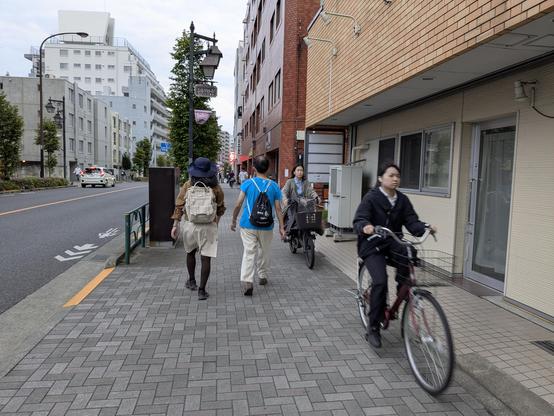 Links auf der Strasse deuten Pfeile einen Weg für Radfahrer an.
Da dieser aber nicht von den Autos abgegrenzt ist, nutzen viele den Gehweg und stehen sich häufig mit den Fußgängern im Weg.
Kein Klingeln und überhöhtes Tempo kommt noch dazu.