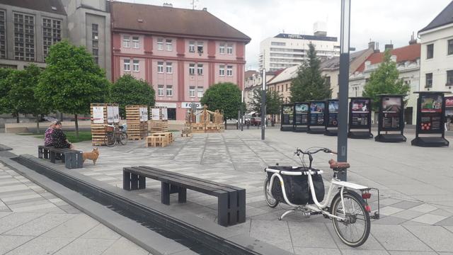 Pohled nákladního cyklisty na nám 28.řijna s hotelem Černigov na obzoru
