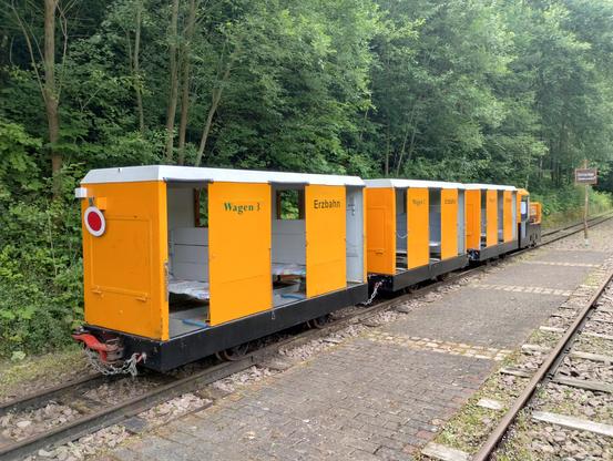 Orangefarbener Grubenzug der Wismut am Bahnhof der Erzbahn