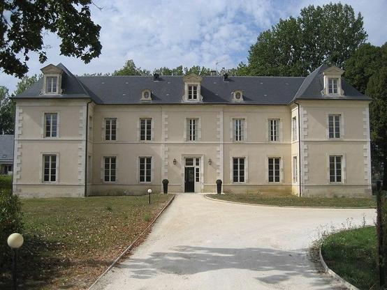 Ancien château de Lazenay à #Bourges (#Cher) Exemple rare à Bourges d'architecture civile de la fin du XIIIe siècle ou du XIVe siècle. La construction du corps d'entrée, seul élément subsistant du domaine avec ...
Suite 👉 https://monumentum.fr/monument-historique/pa00096946/bourges-ancien-chateau-de-lazenay
#Patrimoine #MonumentHistorique
Photo CC-BY-SA 4.0 : Faboss29