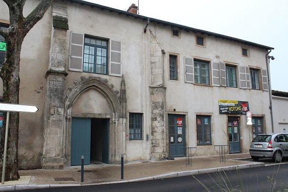Couvent des Cordeliers  ou ancienne gendarmerie à #Mâcon (#SaôneEtLoire) La porte du XVe siècle et la rampe en fer forgé du grand escalier : inscription par arrêté du 24 octobre 1929.
Suite 👉 https://monumentum.fr/monument-historique/pa00113320/macon-couvent-des-cordeliers-ou-ancienne-gendarmerie
#Patrimoine #MonumentHistorique
Photo CC-BY-SA 4.0 : Chabe01