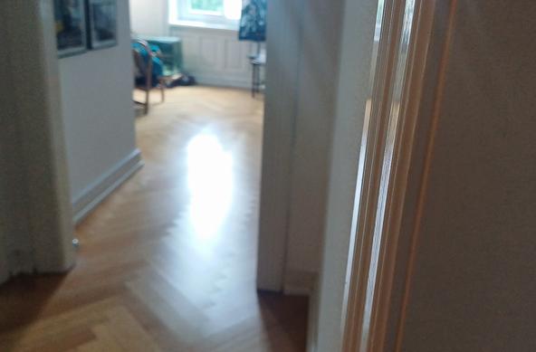 Der Blick aus dem Schlafzimmer/Tür in mein Zi. 
Ich lasse die Tür meines Zimmers ommer offen.