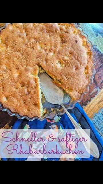 Dunkler Tisch. In der oberen Bildhälfte eine gläserne Tarteform mit gewelltem Rand. Darin braun gebackener Kuchen. eine Kuchenecke fehlt, ein Tortenheber liegt an dieser Stelle. In der unteren Bildhälfte ist ein kleiner Mini-Quilt in Hexagonform zu sehen. In Dunkelblau und schwarz mit pinkem Quiltgarn. die Patchworkstücke haben teils Tier- und Pflanzenmotive. Darüber ein weißes Feld, in dem steht "schneller & saftiger Rhabarberkuchen".