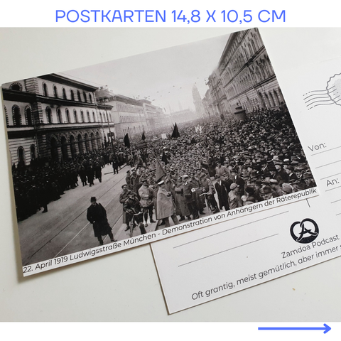 Historische Postkarte mit einem Bild vom 22.April 1919 Ludwigstraße München. Über 3000 Personen demonstrieren ihren Zusammenhalt und stehen hinter der Räterepublik.