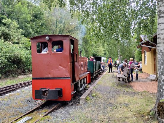 Eine LKM-Diesellok mit Personenzug im Bahnhof der Rauschenthalbahn