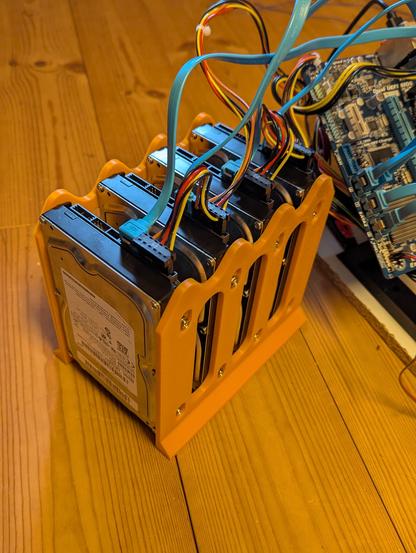 4 HDDs in a 3D-Printed cage