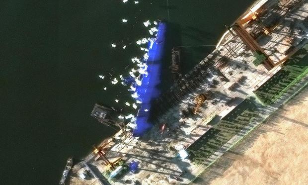 Una imagen satelital facilitada por Maxar Technologies muestra el nuevo buque de guerra norcoreano en el puerto tras un accidente durante la ceremonia de botadura en Chongjin, Corea del Norte. (EFE/EPA/MAXAR TECHNOLOGIES HANDOUT)