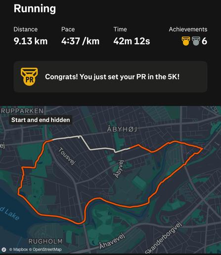 Kort og sammendrag over min løbetur. Den var på 9,13 km, med et tempo på 4 minutter og 37 sekunder pr. km, og det tog 42 minutter og 37 sekunder. Desuden bliver jeg også lykønsket med, at jeg har løbet min hurtigste 5 km nogensinde.