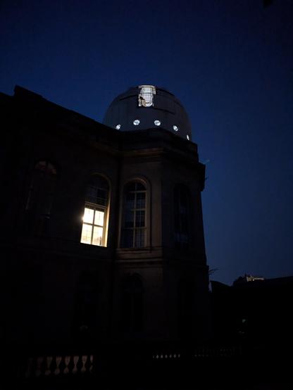 Le bâtiment historique Perrault (du nom de son architecte) de l'Observatoire de Paris, surmonté par la coupole Arago.