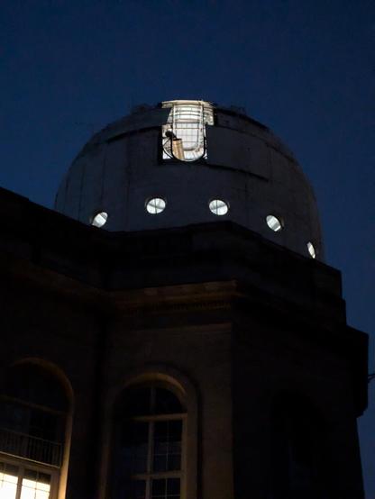 Zoom sur la coupole Arago ouverte de nuit, avec la lunette du même nom visible dans l'ouverture. L'ensemble a été commandé au XIXème siècle par François Arago lorsqu'il était directeur de l'établissement.