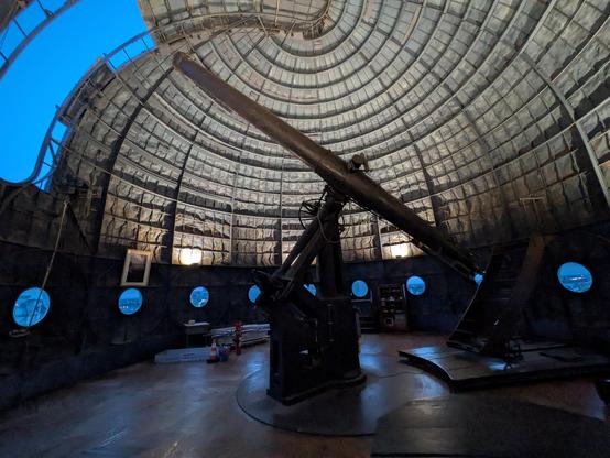 La Grande Lunette de Paris, ou lunette Arago, possède un objectif de 38cm de diamètre, pour une focale de 9m. La coupole possède la particularité d'entraîner le plancher dans sa rotation.