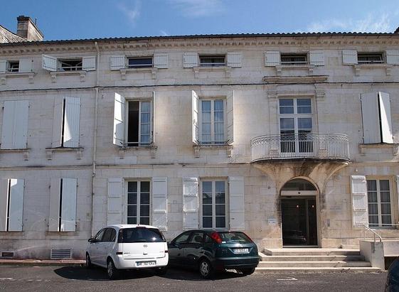 Immeuble, actuellement clinique à #Cognac (#Charente) Edifice construit au XVIIIe siècle, sur l'emplacement des anciennes halles médiévales. Disposition régulière des ouvertures en façade. Elévation classique. ...
Suite 👉 https://monumentum.fr/monument-historique/pa00104316/cognac-immeuble-actuellement-clinique
#Patrimoine #MonumentHistorique
Photo CC-BY-SA 4.0 : Rosier