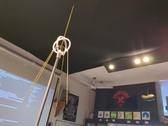 λ/4 Groundplane für 2m (radiale arg nach unten gebogen), Leinwand und Raumtrenner mit Bildern von mondstern und einer chaoszone-Flagge