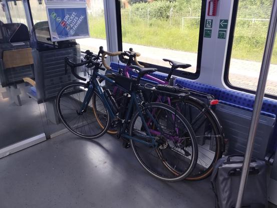 Zwei Rennräder in der S-Bahn