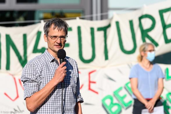 Berlin4Future: Gerd Hübner  Versammlungsleiter und Sabine Hübner Moderatorin der ersten Berlin4Future Montagsdemo, Berlin, Alexanderplatz, 06.07.20