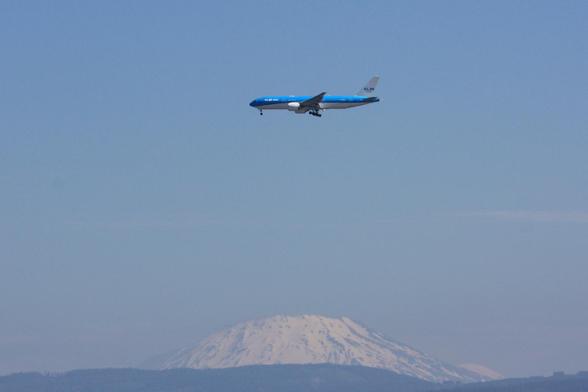 Boeing 777-200ER KLM Flight 615 from Amsterdam AMS arriving at Portland PDX. 50mi/80km in the background is snow-capped Mt St Helens in southern Washington State.
photo by Ian Kluft
June 7, 2025
Portland, Oregon, USA🇺🇸