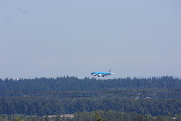Boeing 777-200ER KLM Flight 615 from Amsterdam AMS arriving at Portland PDX. Background includes a tree-covered ridge across the Columbia River (OR/WA state line) in Vancouver, Washington.
photo by Ian Kluft
June 7, 2025
Portland, Oregon, USA🇺🇸