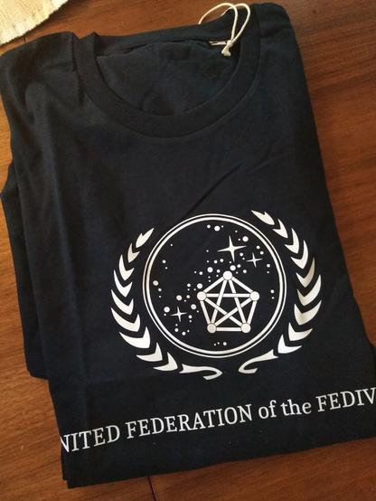T-Shirt mit dem United Federation of the Fediverse Motiv in dunkelblau