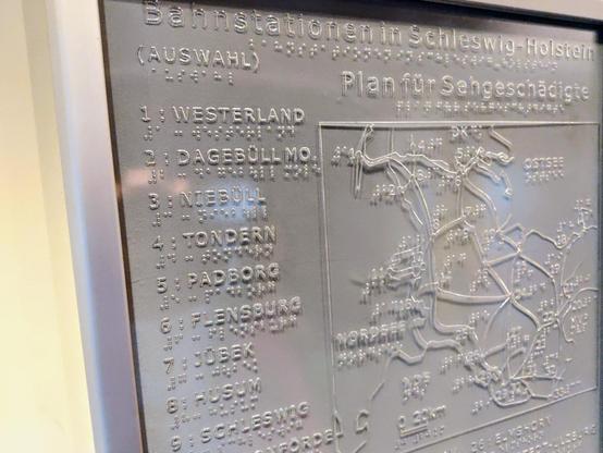 Eisenbahn Landkarte von SchleswigHolstein für Menschen, die blind oder sehbehindert sind.

Eine Landkarte mit den Zuglinien und viele Zielbahnhöfe zum Ertasten.

Hängt zum Beispiel im RE6 Hamburg Altona nach Westerland.
