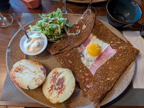 Crêpe complète, pomme de terre et salade