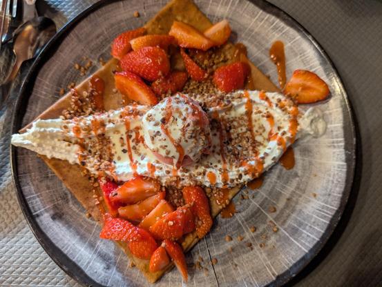 Crêpe, glace, chantilly, fraises et pralin