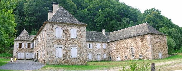 Château de Longevialle à #ValdArcomie (#Cantal) Le lieu a servi de cadre à la guerre de Cent ans et au dernier combat de Duguesclin, ce qui laisse supposer que la seigneurie existait bien avant le XVIe siècle. ...
Suite 👉 https://monumentum.fr/monument-historique/pa00093536/val-darcomie-chateau-de-longevialle
#Patrimoine #MonumentHistorique
Photo CC-BY-SA 4.0 : Technob105