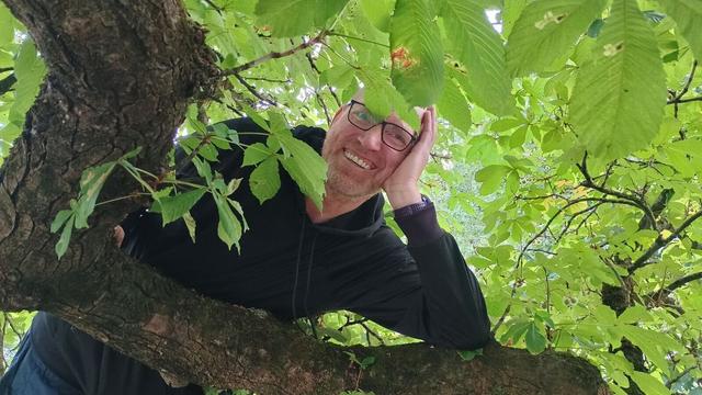 ein Bild von mir auf einen Ast gestützt mit vielen grünen Blättern