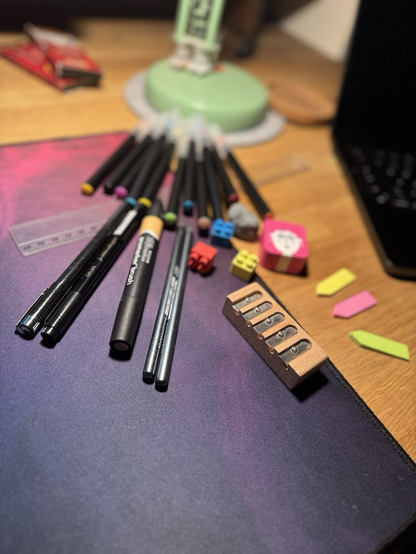 Die Werkzeuge: Stifte, Lineale und Radiergummi auf dem Tisch.