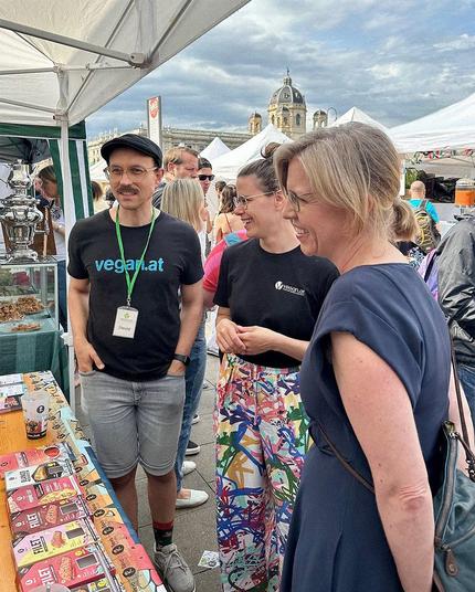Leonore Gewessler und Leute von der Veganen Gesellschaft bei einem Standl