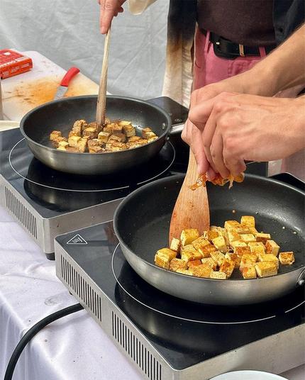 Tofu wird angebraten