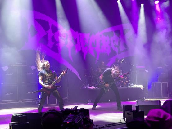 Die beiden Gitarristen von Dismember am headbangen und Gitarre spielen.